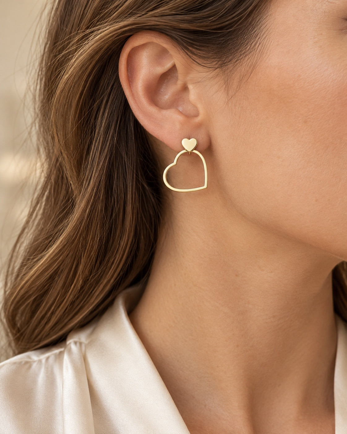 Cuore – Herz-Ohrschmuck aus Gelbgold – KI-generierte Trageansicht