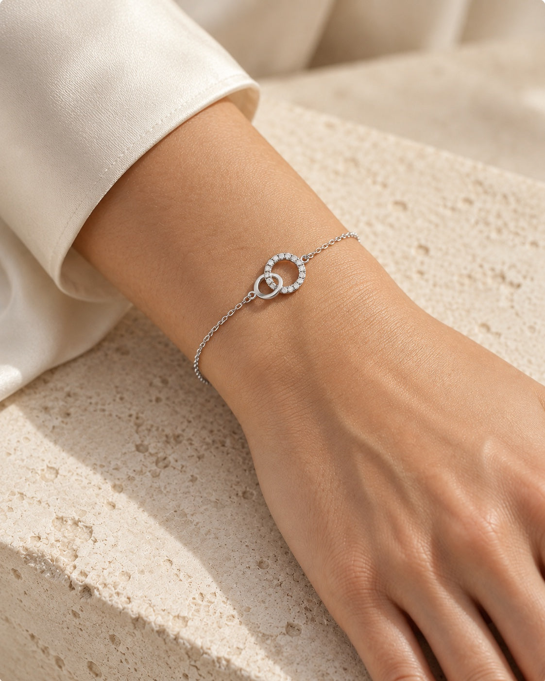 Cercle – Diamantarmband aus Weißgold – KI-generierte Trageansicht
