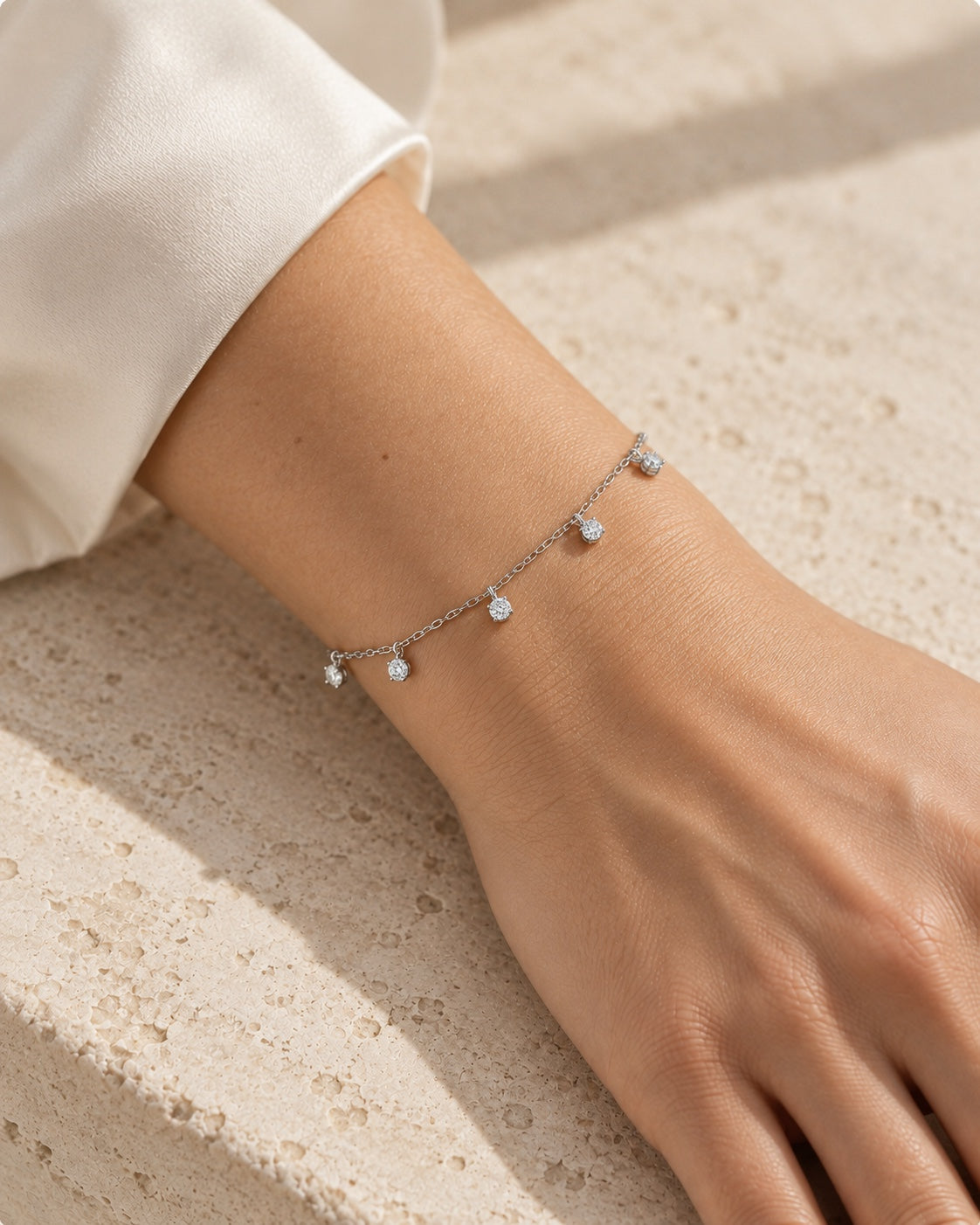 Costellazione – Diamantarmband aus Weißgold – KI-generierte Trageansicht