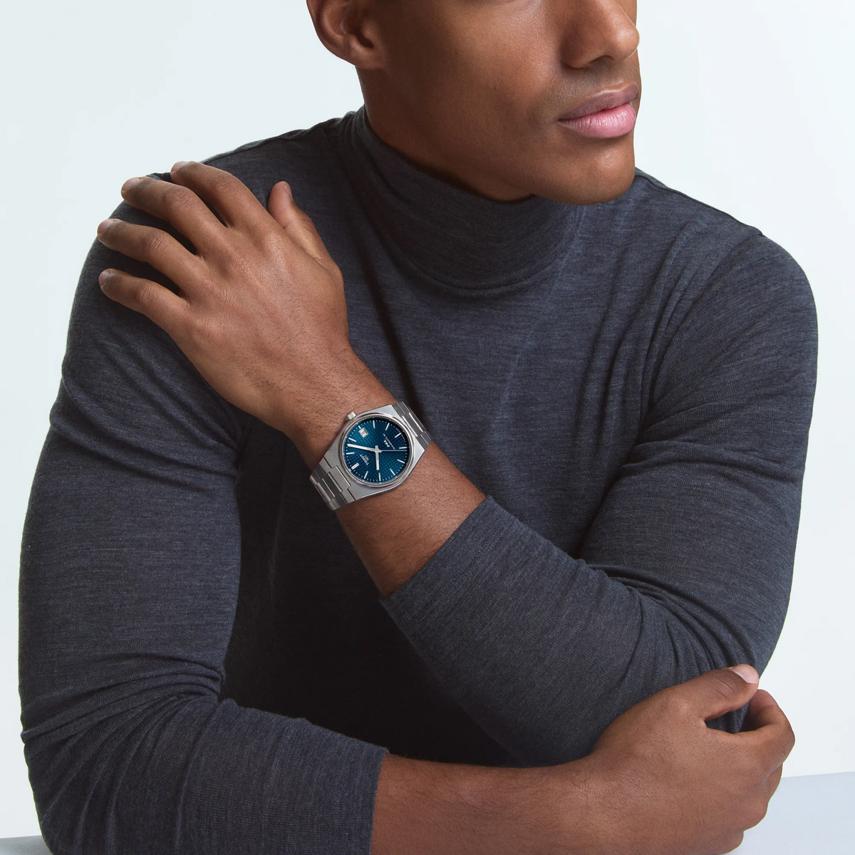 Darstellung der Uhr Tissot PRX Titan 38mm am Handgelenk · T137.807.44.041.00