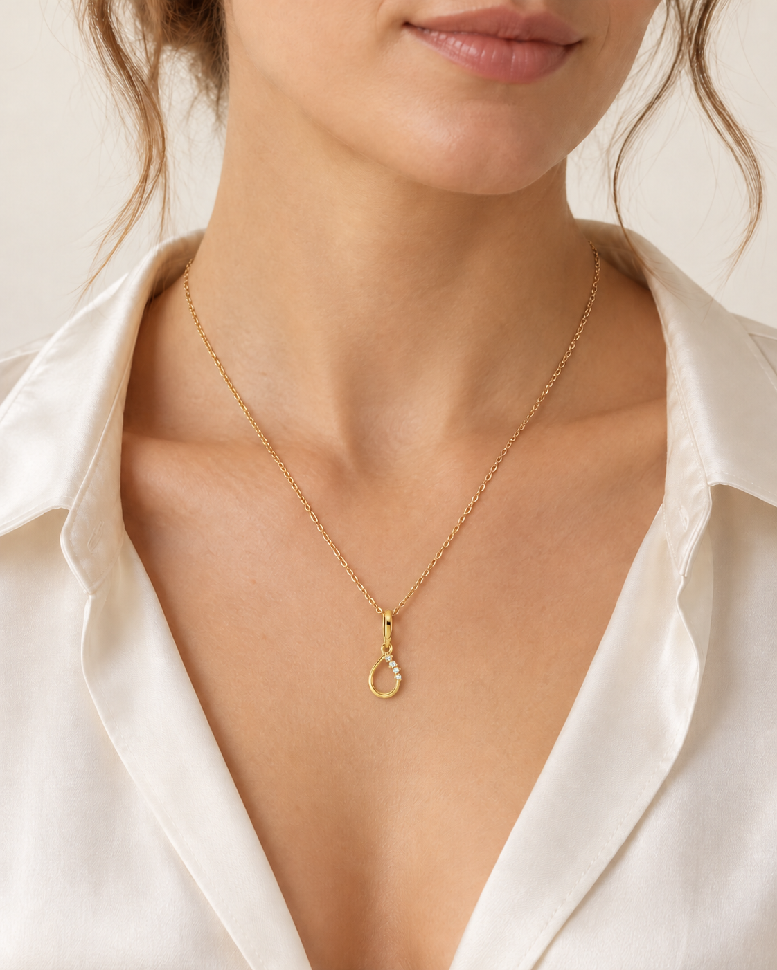 Goutte – Tropfen-Halskette – Gelbgold – KI-generierte Trageansicht, 45 cm