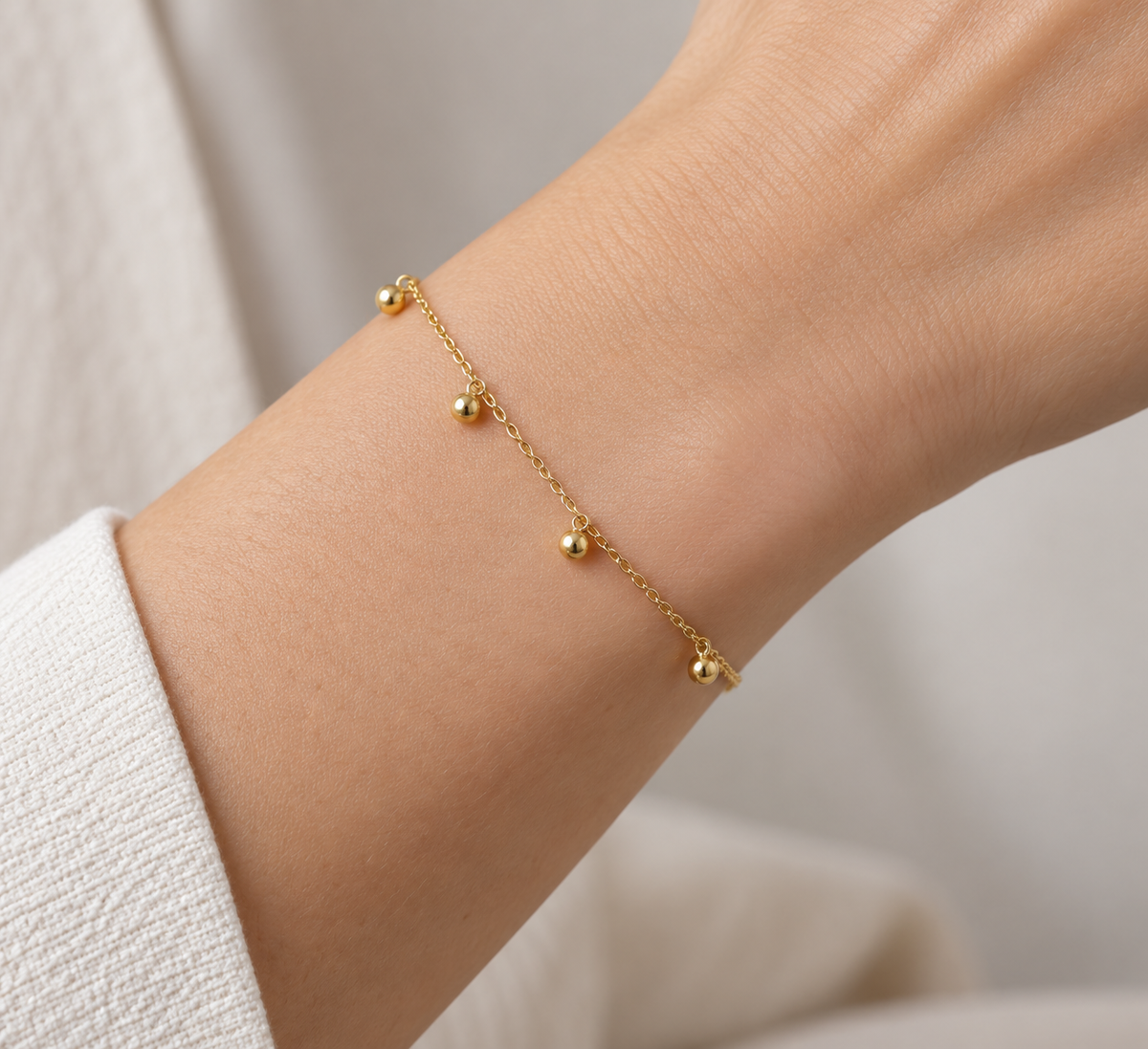 Sfere Delicate – Kugelarmband aus Gelbgold – KI-generierte Trageansicht