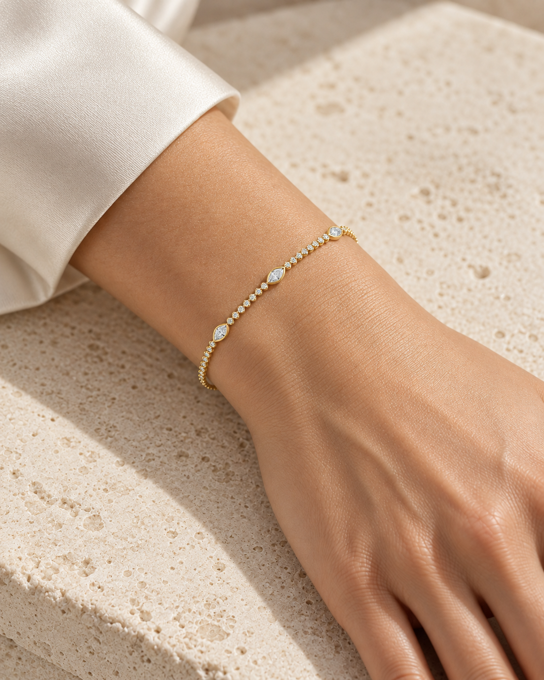 Harmonie Diamantarmband aus Gelb- und Weißgold am Handgelenk