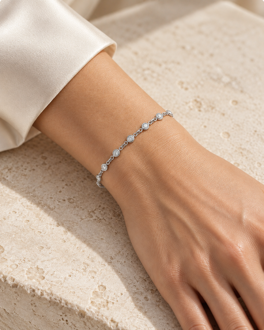Constellation Diamantarmband aus Weißgold am Handgelenk