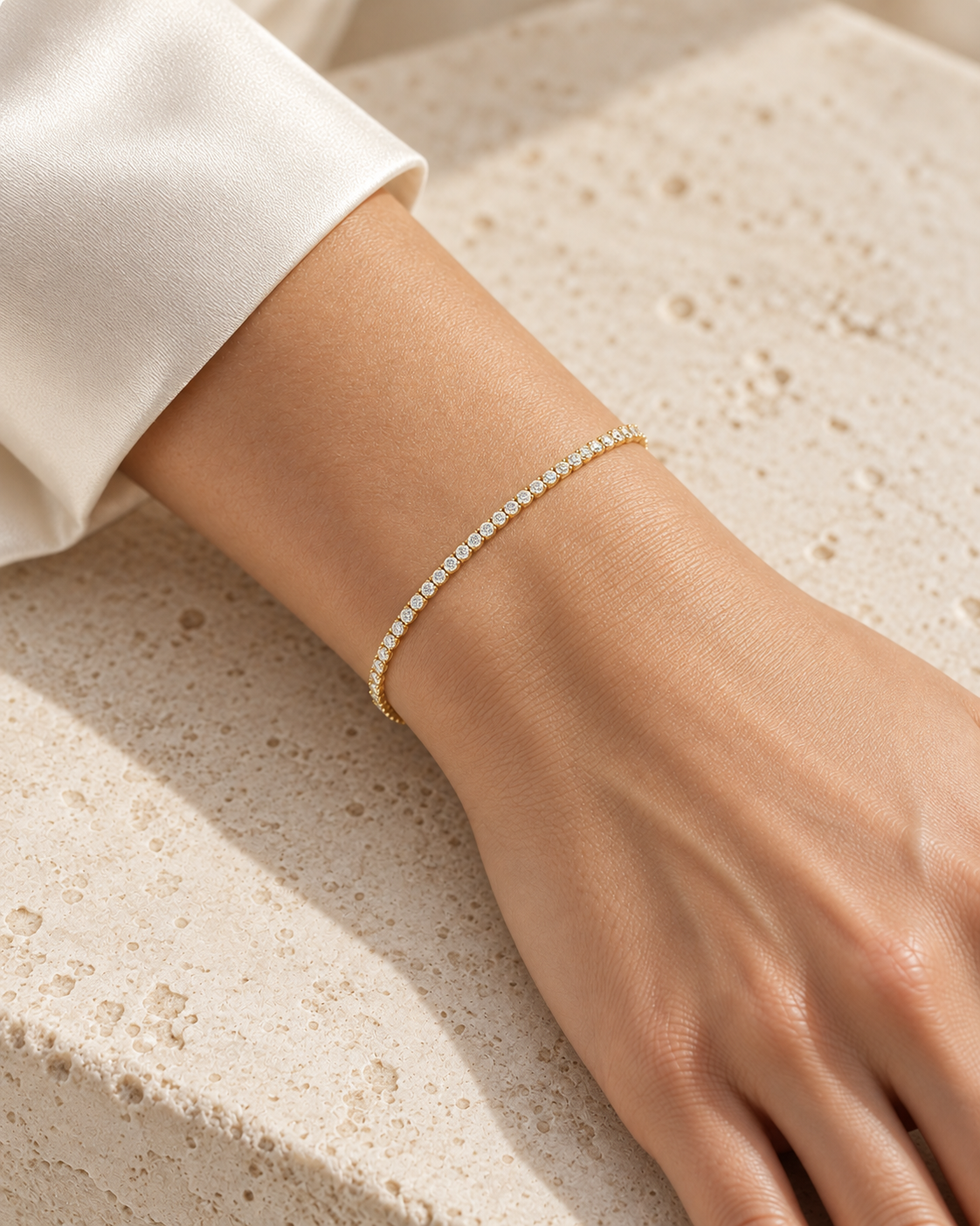 Ligne d’Or Diamantarmband aus Gelbgold am Handgelenk