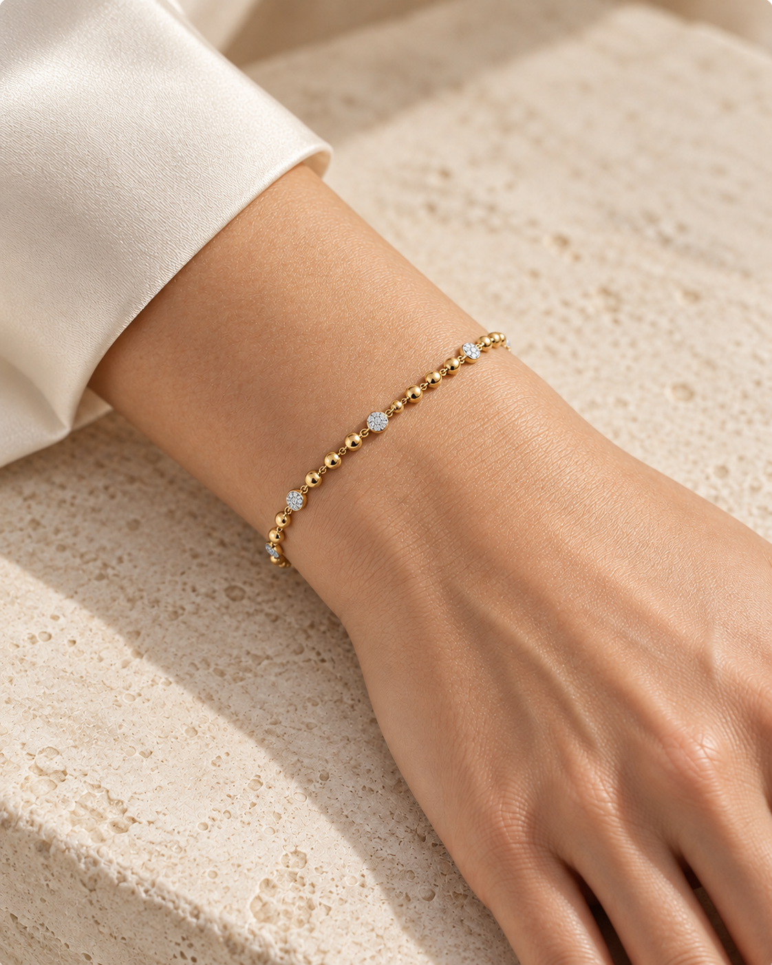 Trio Diamantarmband aus Gelbgold am Handgelenk