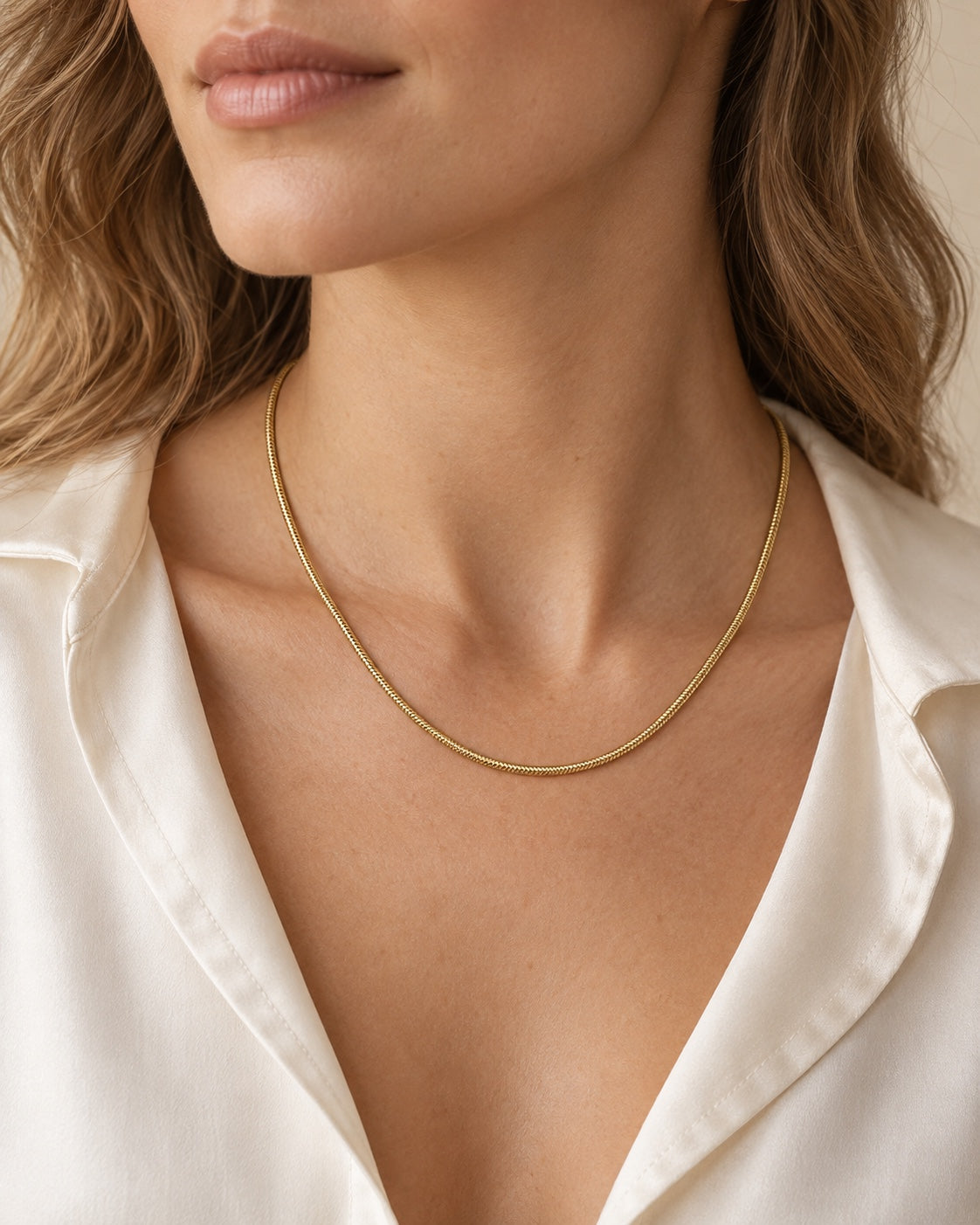 Serpentina – Schlangenkette aus Gelbgold – KI-generierte Trageansicht