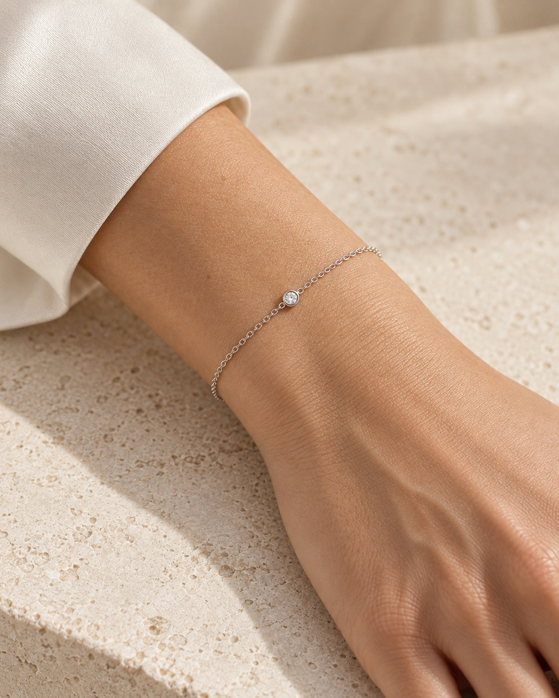 Punto – Diamantarmband aus Weißgold – KI-generierte Trageansicht