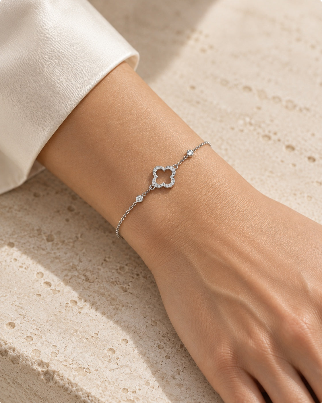 Félicité – Diamantarmband aus Weißgold – KI-generierte Trageansicht