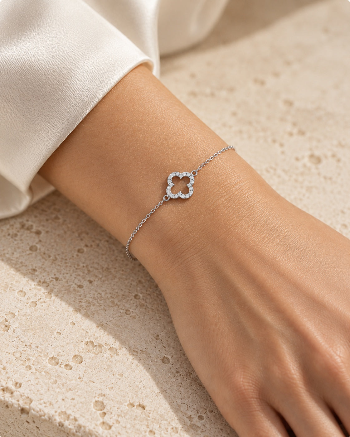 Fleur Petite – Diamantarmband aus Weißgold – KI-generierte Trageansicht