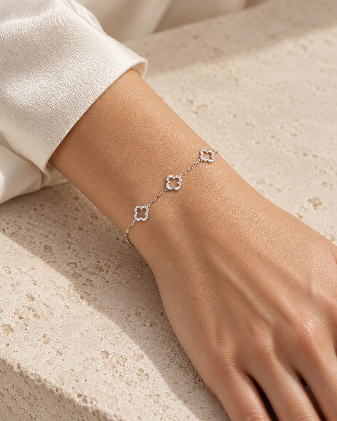 Fleur – Diamantarmband aus Weißgold – KI-generierte Trageansicht