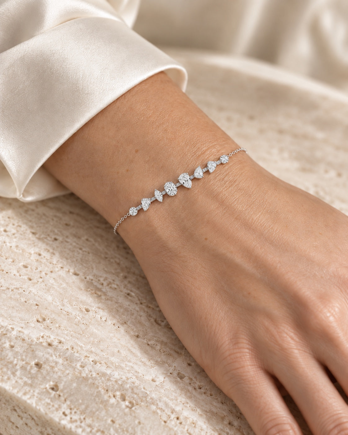 Éclat – Diamantarmband aus Weißgold – KI-generierte Trageansicht