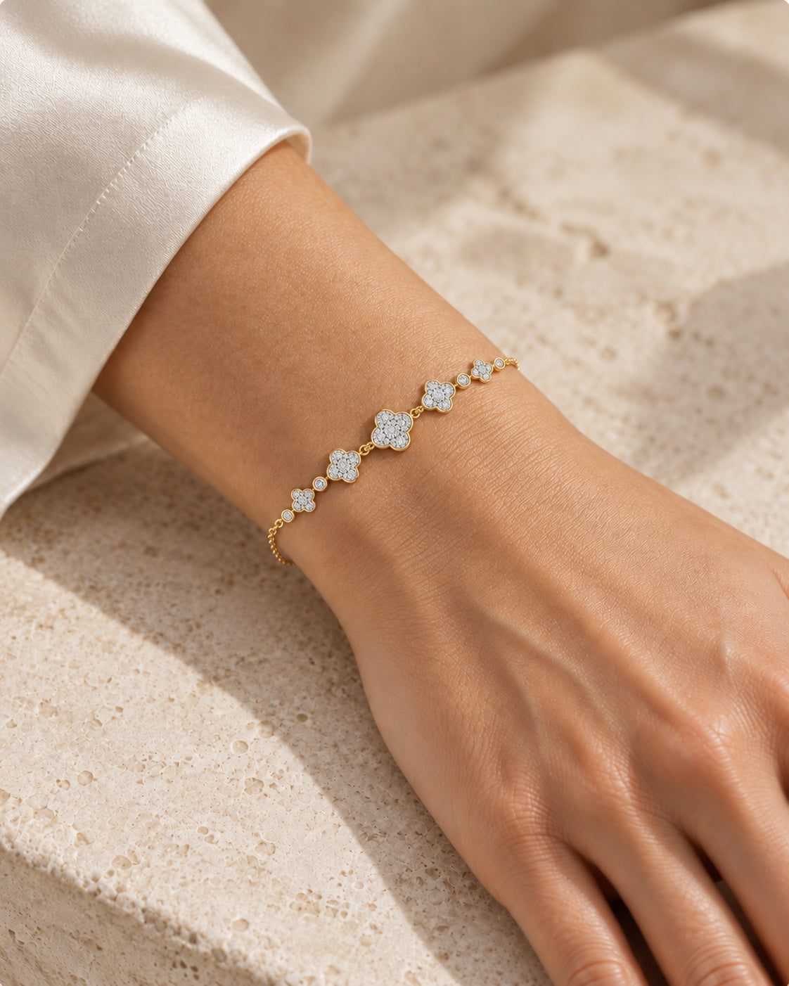 Trio Éclat – Diamantarmband aus Gelbgold – KI-generierte Trageansicht