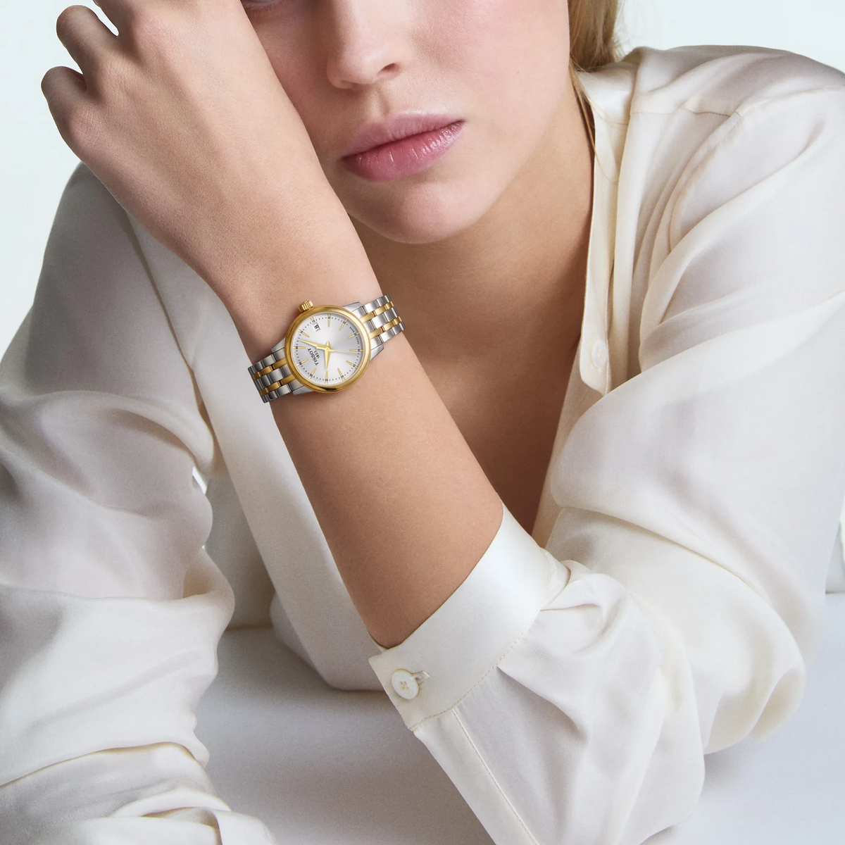 Darstellung der Uhr Tissot Classic Dream 28mm am Handgelenk · T129.210.22.031.00