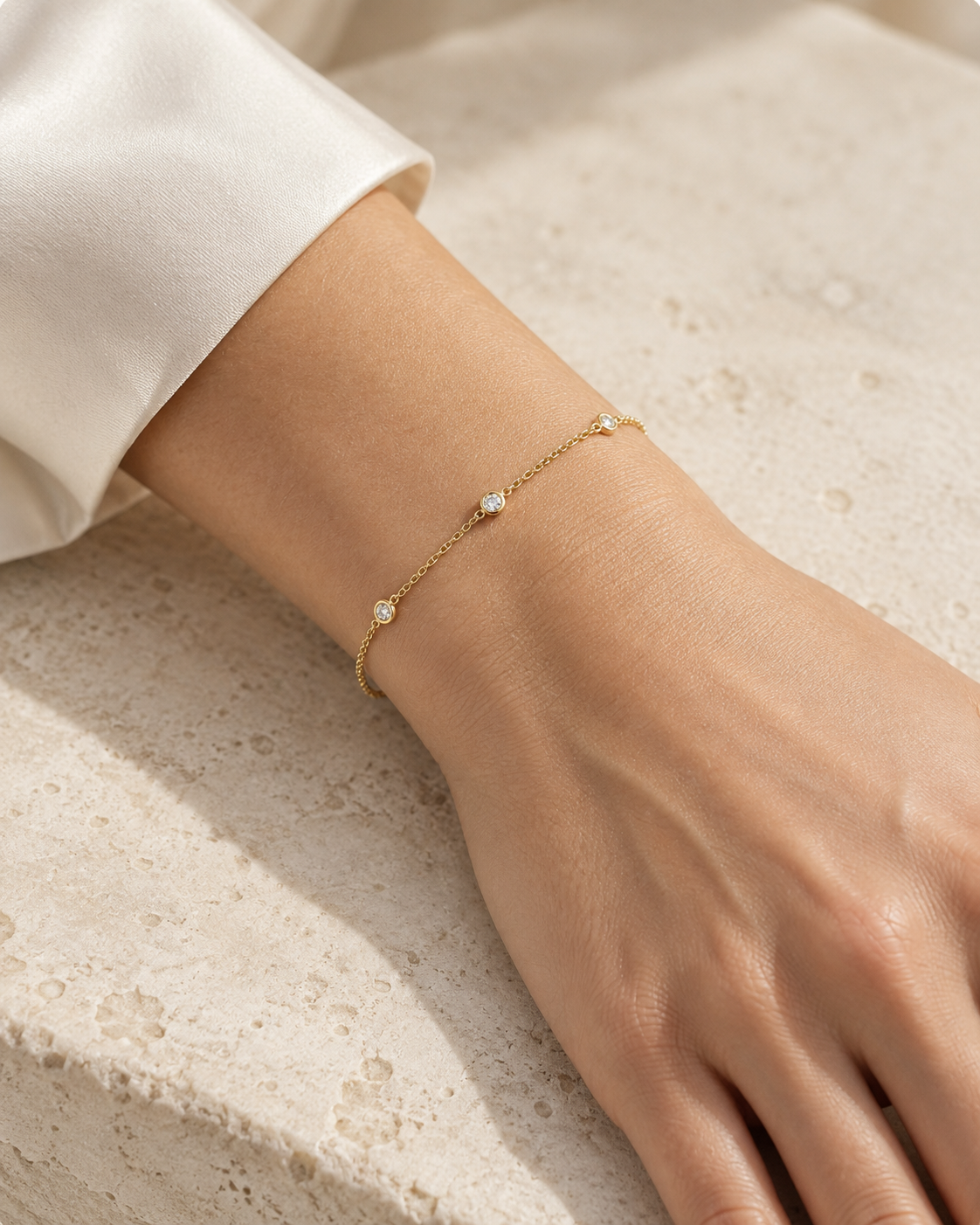Arco-Diamantarmband aus Gelbgold am Handgelenk – KI-generierte Trageansicht