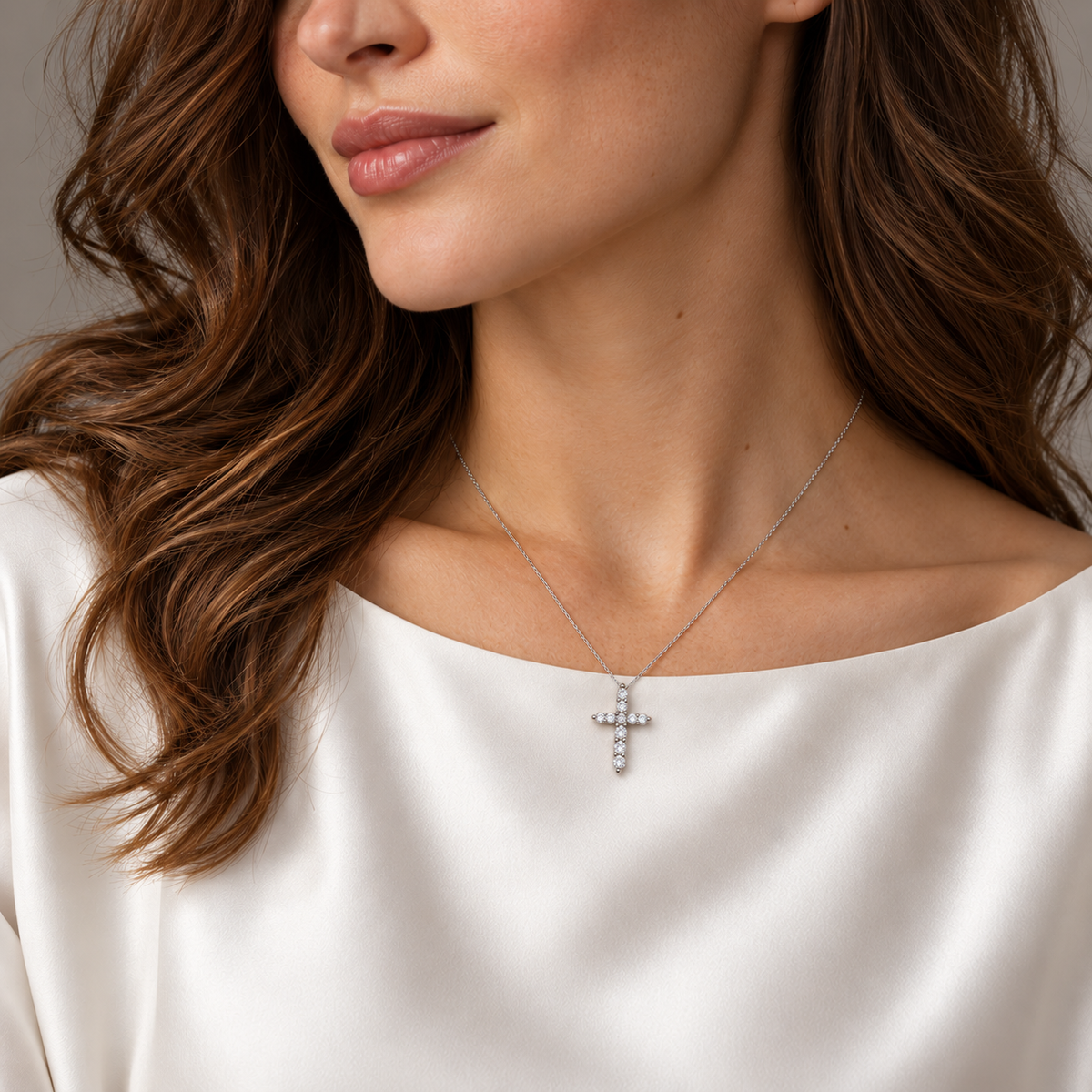 Croce Luce am Model – Kreuzanhänger 16,9 × 12,3 mm mit elf Brillanten; Kette nur zur Veranschaulichung