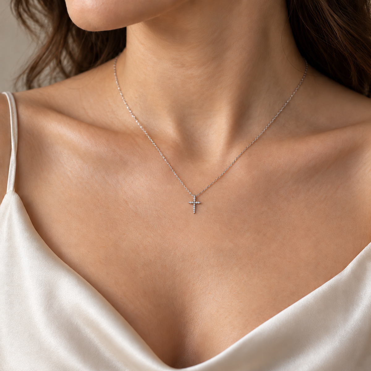Croce Petite am Model – kleiner Weißgold-Kreuzanhänger; Kette nur Illustration, nicht enthalten