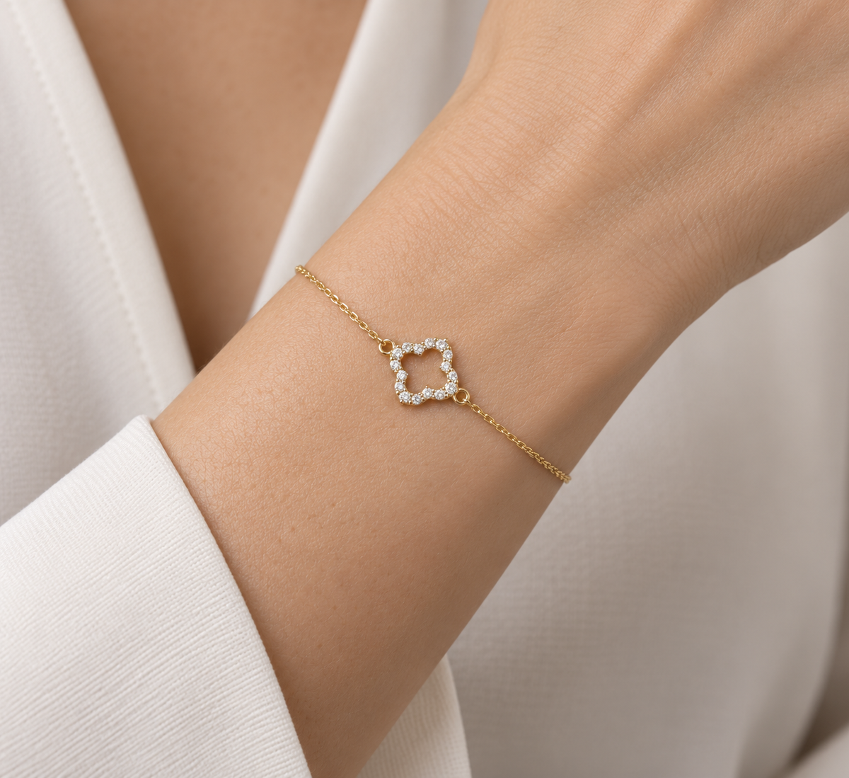 Quadrifoglio Luce – Kleeblattarmband aus Gelbgold – KI-generierte Trageansicht
