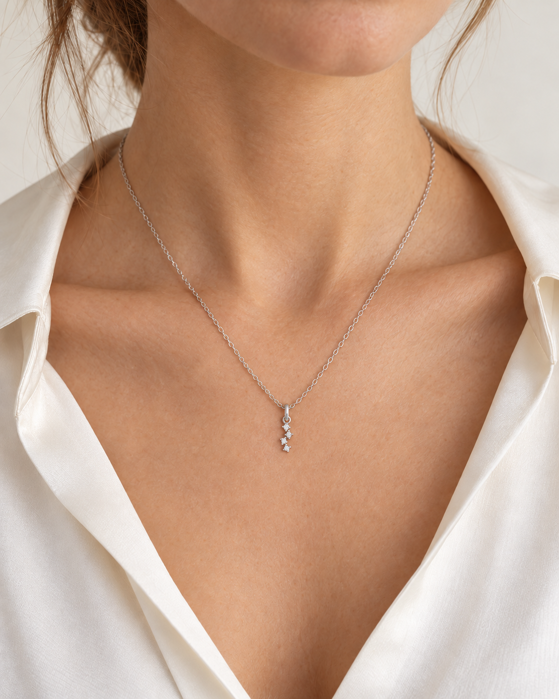 Scintilla – Diamant-Halskette – Weißgold – KI-generierte Trageansicht, 45 cm