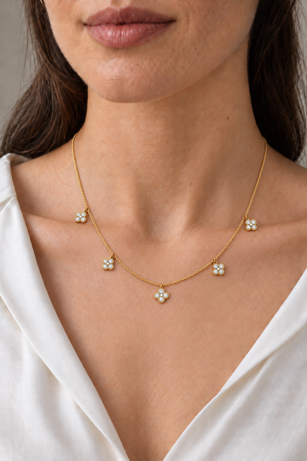 Trèfle Lumière Doré – Diamant-Halskette aus Gelbgold – Trageansicht, 45 cm
